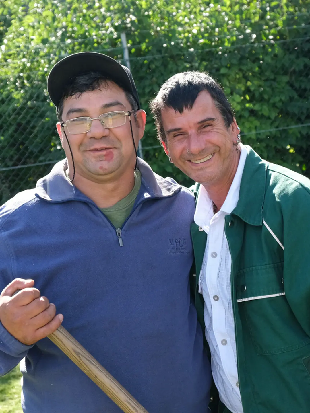 Zwei Männer bei Gartenarbeiten