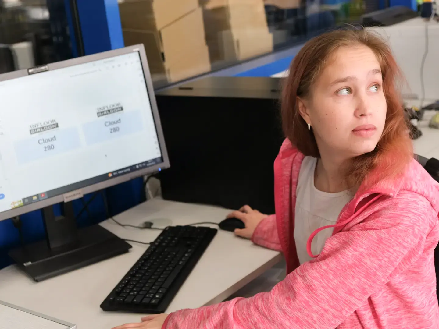 Frau am Computer mit Tastatur