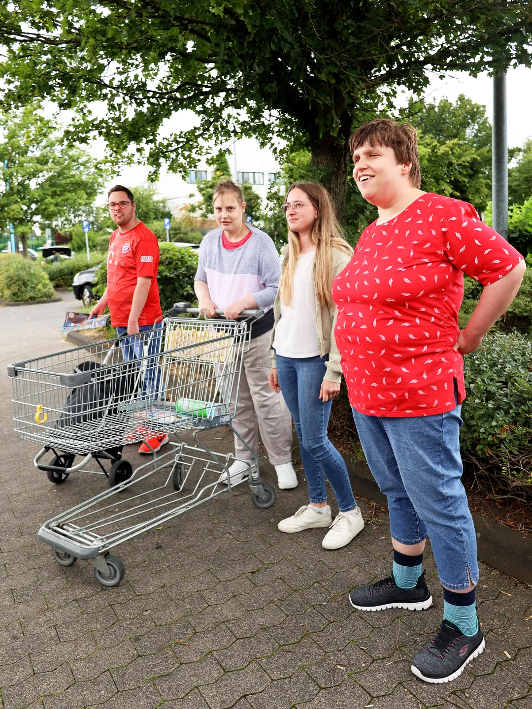 Eine Gruppe aus fünf Werkstättenbeschäftigten beim Einkauf