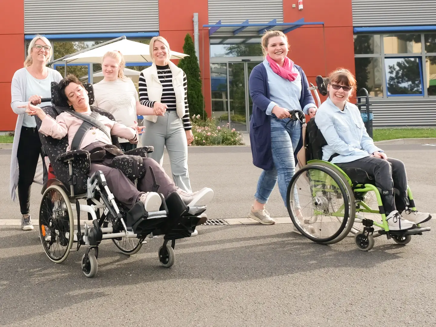 Rollstuhlfahrer und gebehinderte Menschen beim gemeinsamten Spaziergang