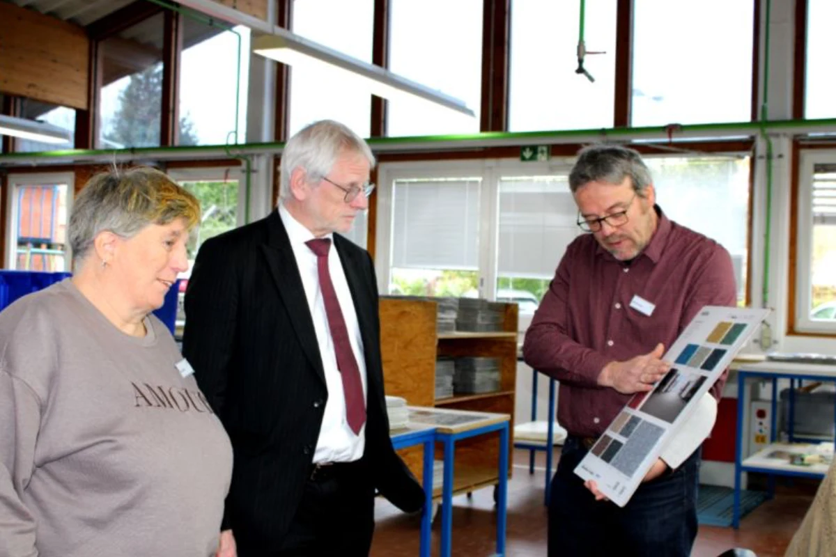 Bernd Krings, Leiter der Betriebsstätte Brühl, präsentiert ein in der Betriebsstätte angefertigtes Musterbuch.