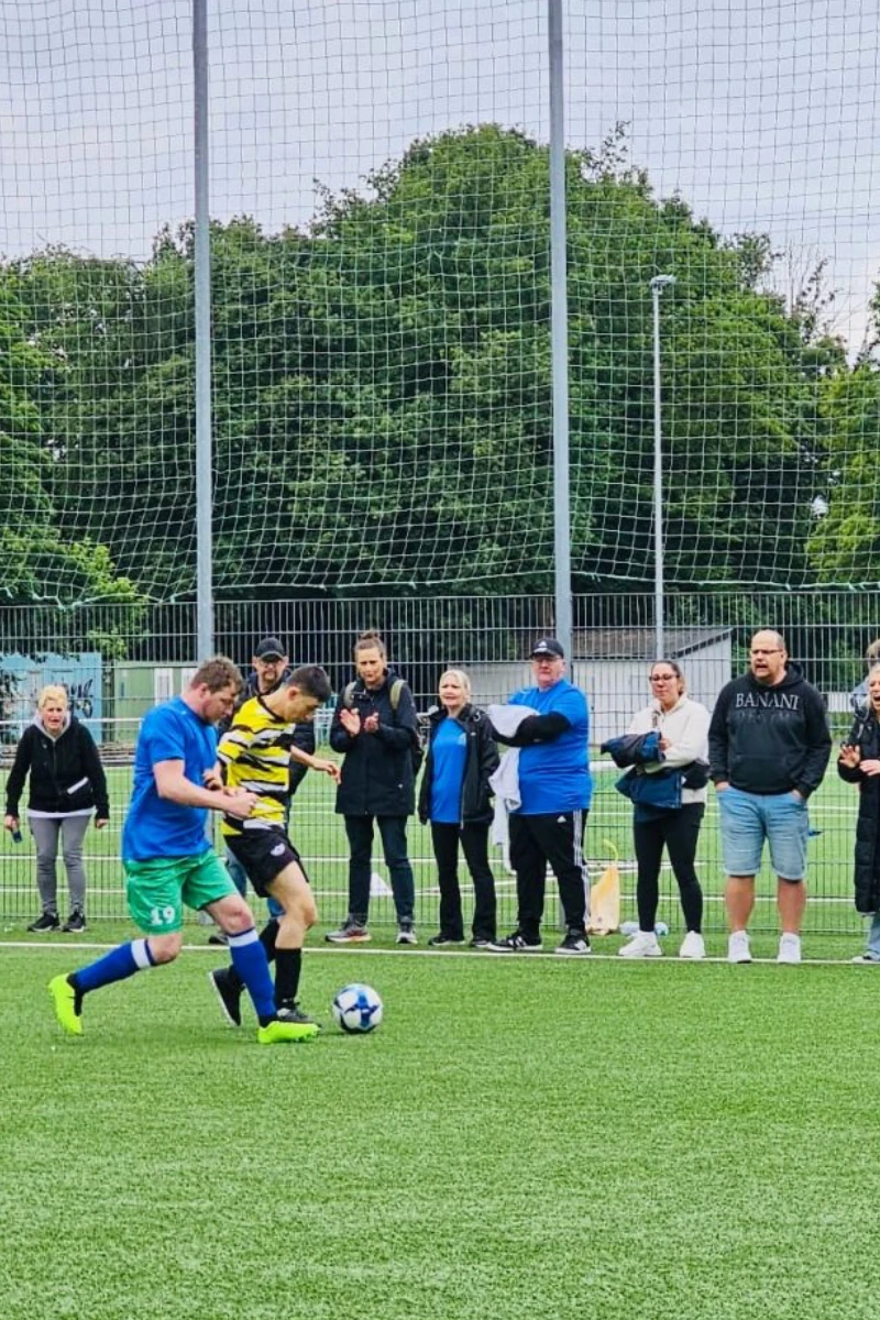 Ein Spieler der Erftfighters im Zweikampf mit einem Spieler der gegnerischen Fußballmannschaft.