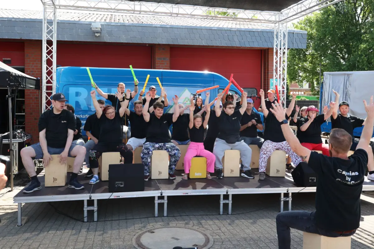 Die inklusive Trommelgruppe OffBeat der REHA-Betriebe Erftland beim Sommerfest 2025.