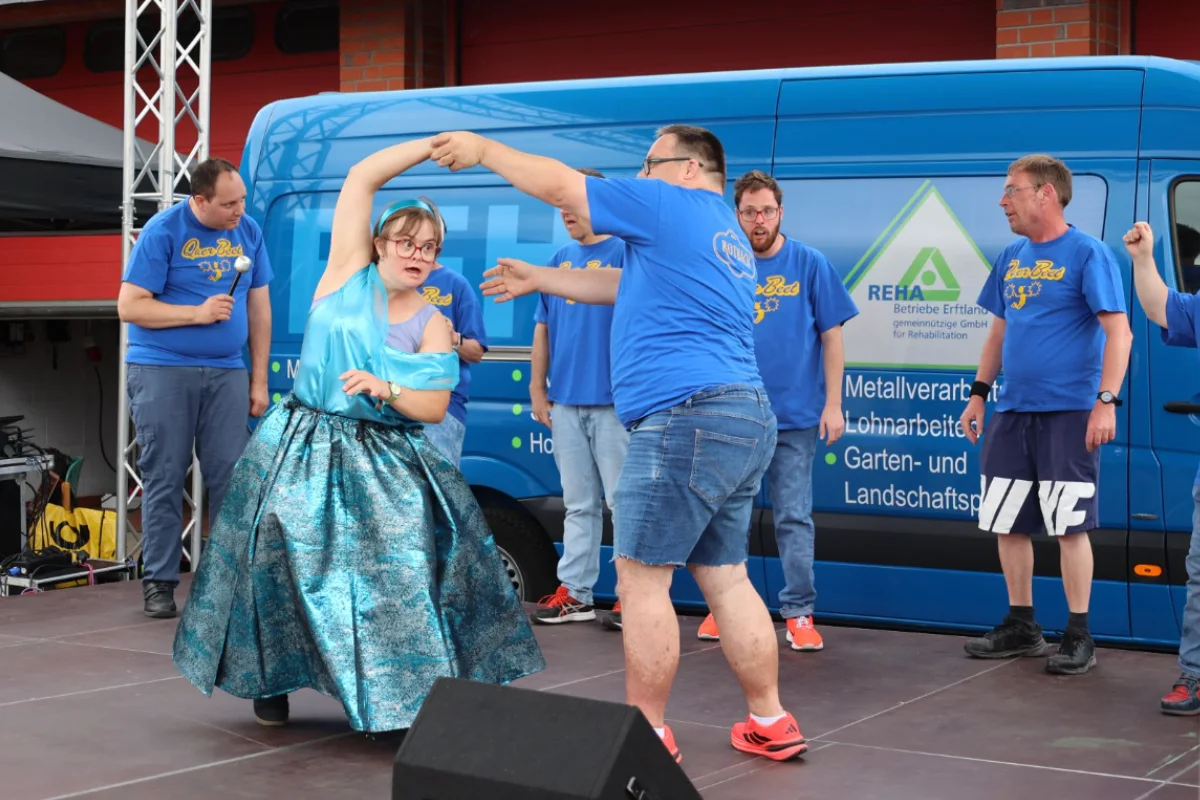 Das Tanzcorps Bunte Diamanten der REHA-Betriebe Erftland in Aktion.