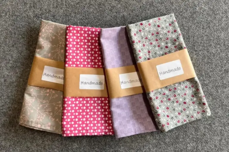 vier bunte küechentücher, hergestellt aus den Resten der Musterproduktion der REHA-Betriebe Erftland.
