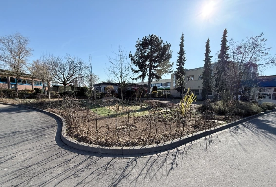 Blick auf den frisch angelegten Sinnesgarten der REHA-Betriebe in Bergheim