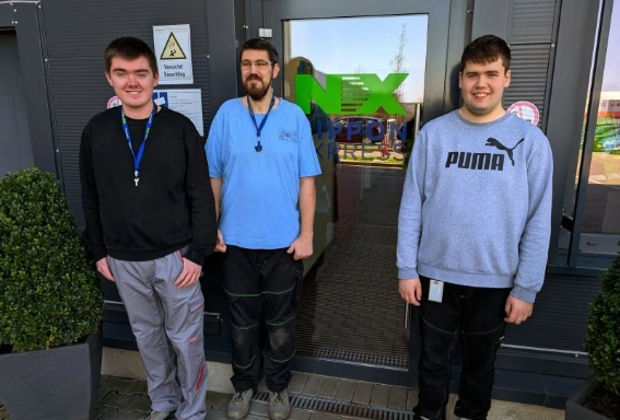 Florian, Daniel und Giulian vor dem Eingang der NX-Group.