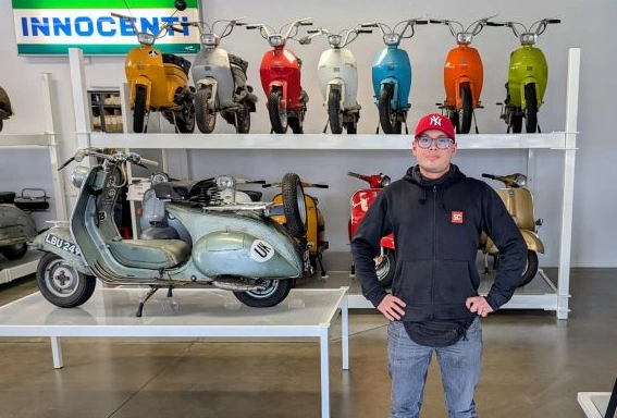 Alex an seinem Arbeitsplatz im Scooter-Center