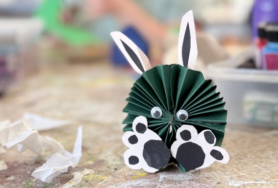 Ein Osterhase aus der Werkstatt der REHA-Betriebe Erftland